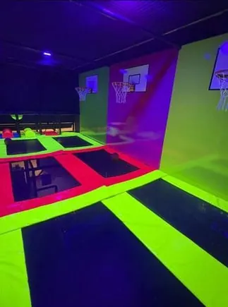 Arena de cama elástica com iluminação neon no Brava Park Fest