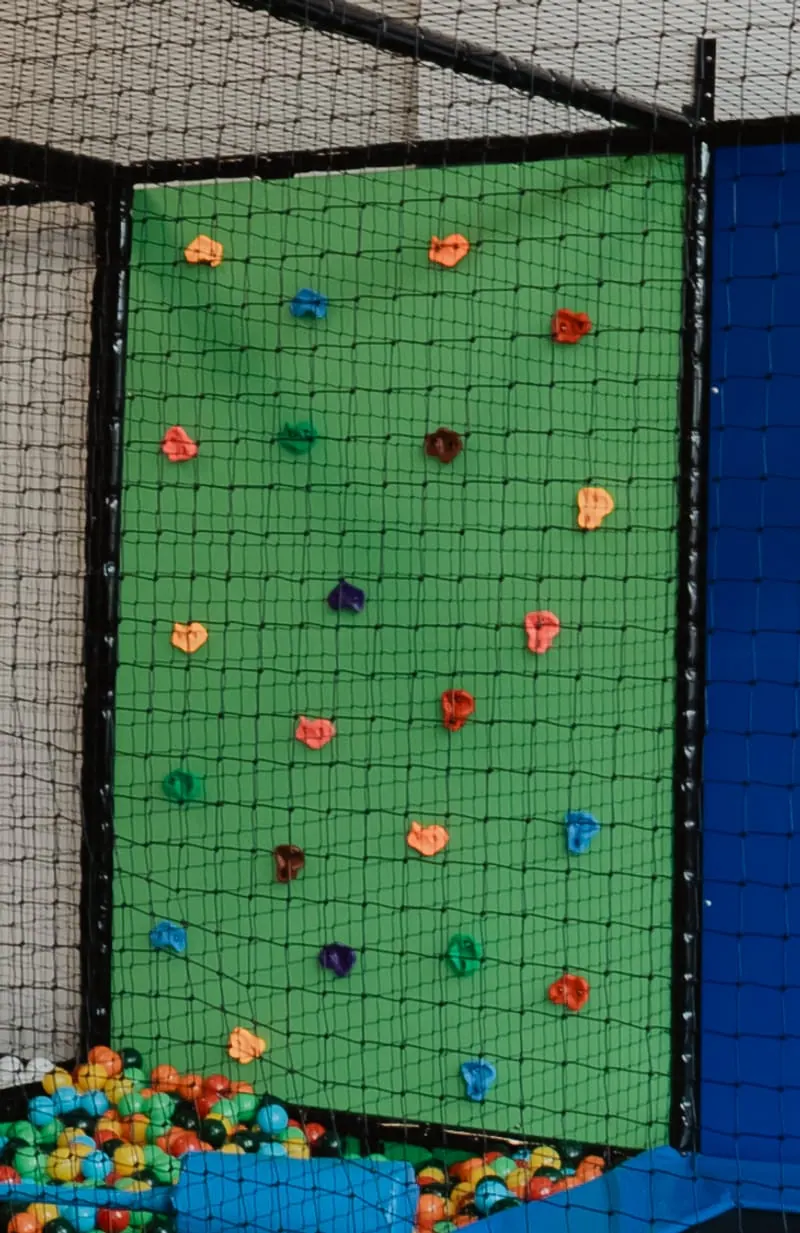Parede de escalada colorida da arena de brinquedos